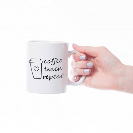 كوب قهوة, بتصميم كلمة القهوة تعلم التكرار, باللون الأبيض من دمية