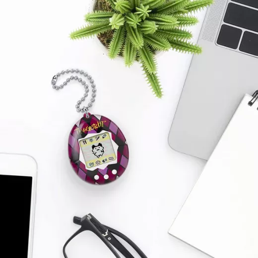 Tamagotchi 42935NBNP Original Majestic-Feed, Care, Nurture-Virtual Pet with Chain for on The go Play, Multicolor